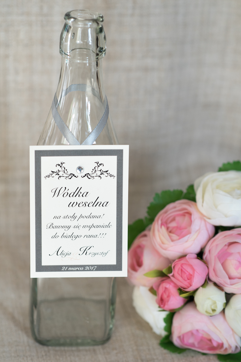 zdjęcie zawieszki z butelką alkoholu weselnego