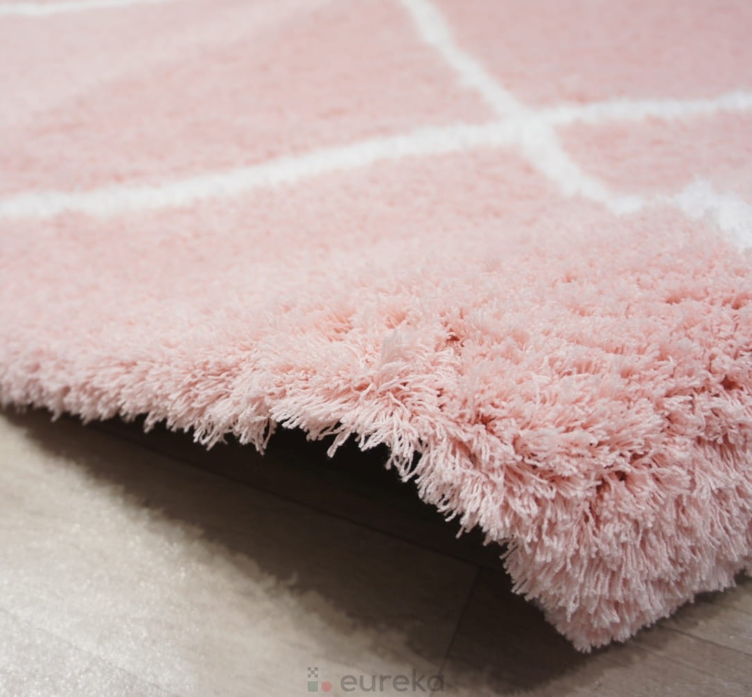 dywan różowy w paski